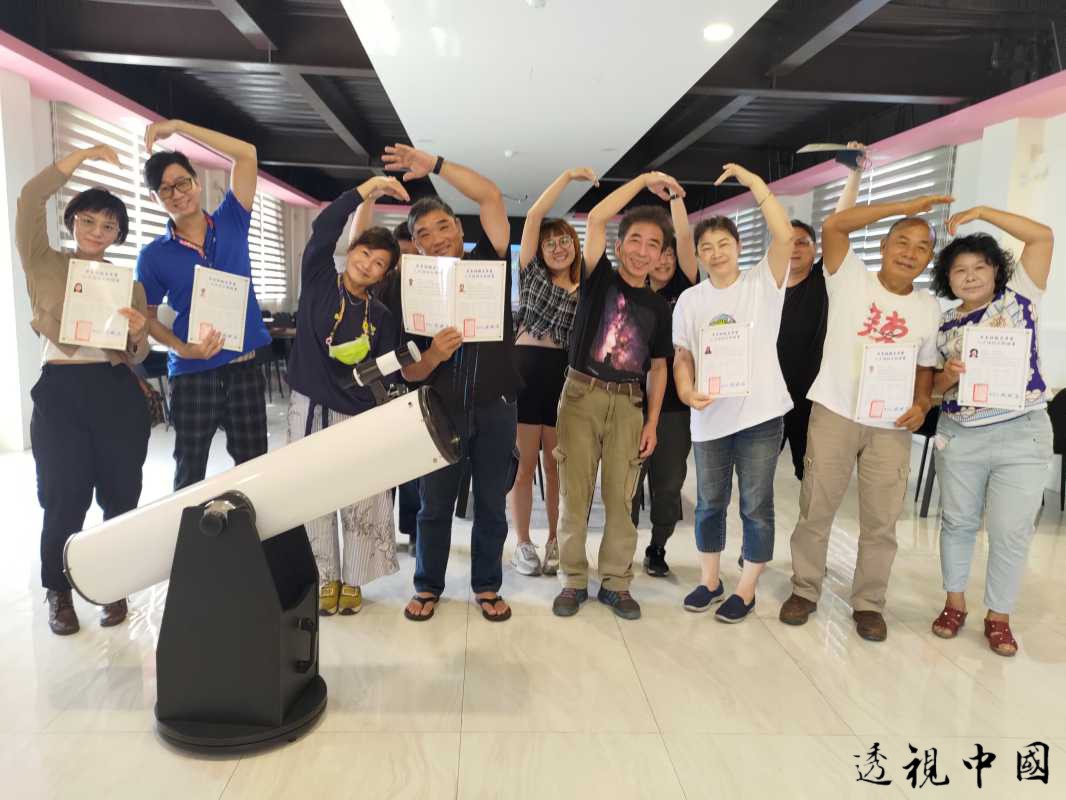 枋学趣获得共26位学员，获得台湾星空守护联盟创办人刘志安（前排右四）颁发「观星导览人才初阶认证」证书，共同许诺成为屏东暗空保护与星空旅游推动的重要力量 ...-透视中国