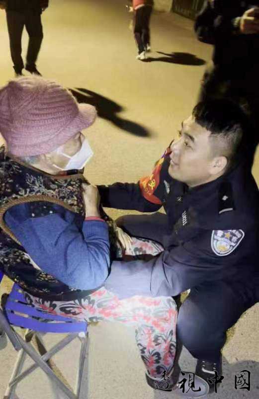 楼房突发火灾遵化辅警浓烟中背出隔壁楼瘫痪老人（记者 刘宝富 摄）-透视中国