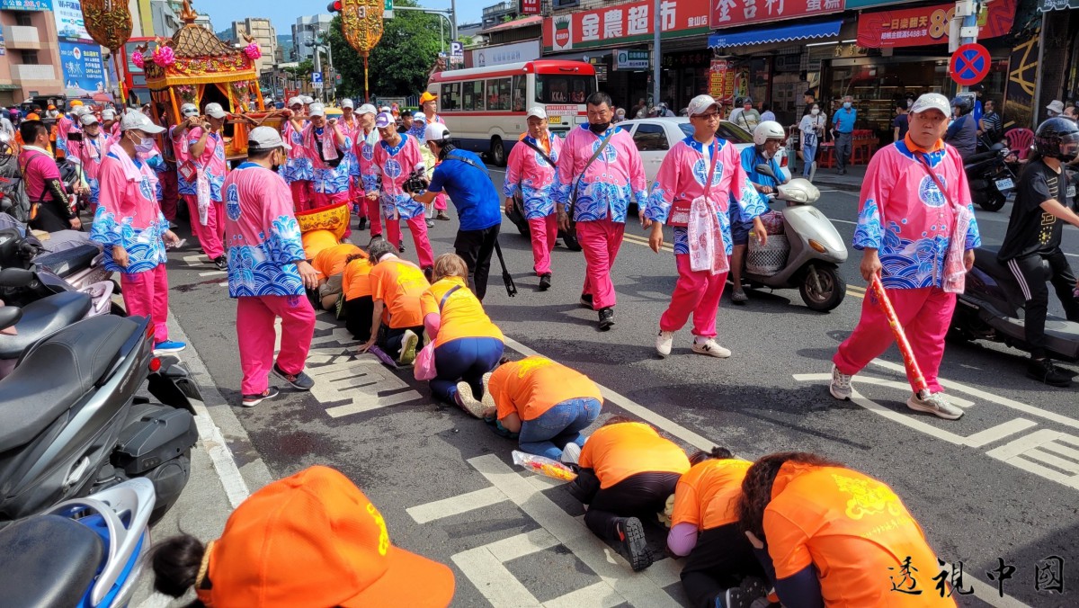 全台唯一潮退祭典 千人護送金山二媽回野柳媽祖洞（記者 王克瑞 攝）-透视中国