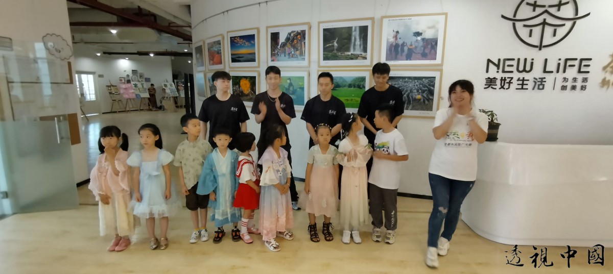 台青林姿佑要用社區教育學校讓成都的孩子們更快樂（記者 潘紅岩 攝）-透视中国