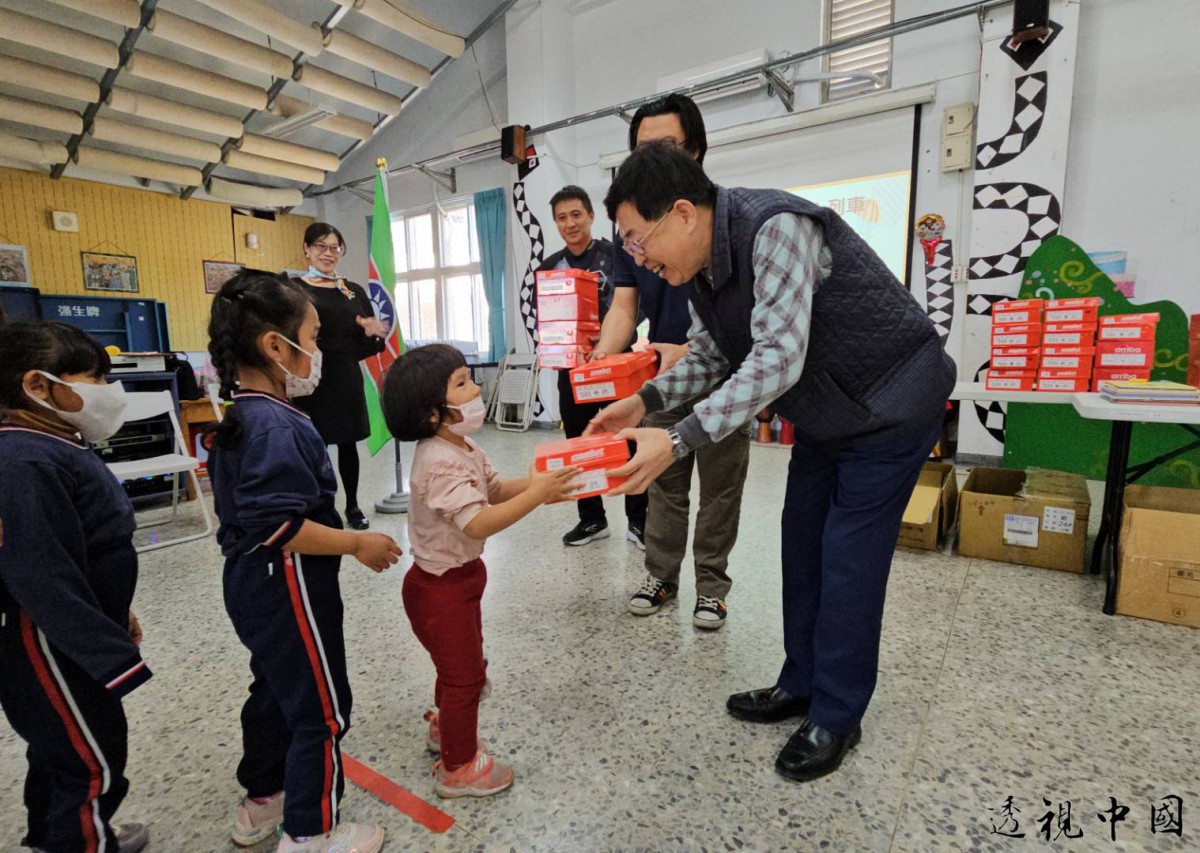 新北市救國團愛心列車第三站南投萬豐國小 累積助186位學童閱圖書穿新鞋（圖：救國團新北市團委會 提供）-透视中国