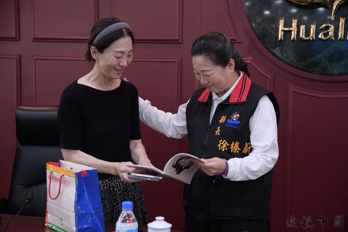 空中英語教室團隊為花蓮加油打氣 徐榛蔚感謝彭蒙惠老師為台灣奉獻（圖：花蓮縣政府 提供）-透视中国