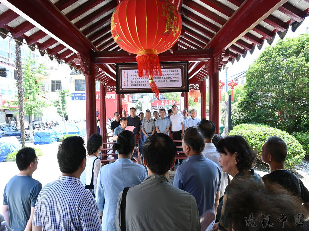 宗亲代表及如东地域文化传承者、管子思想研究学者等百余人齐聚重和亭前-透视中国