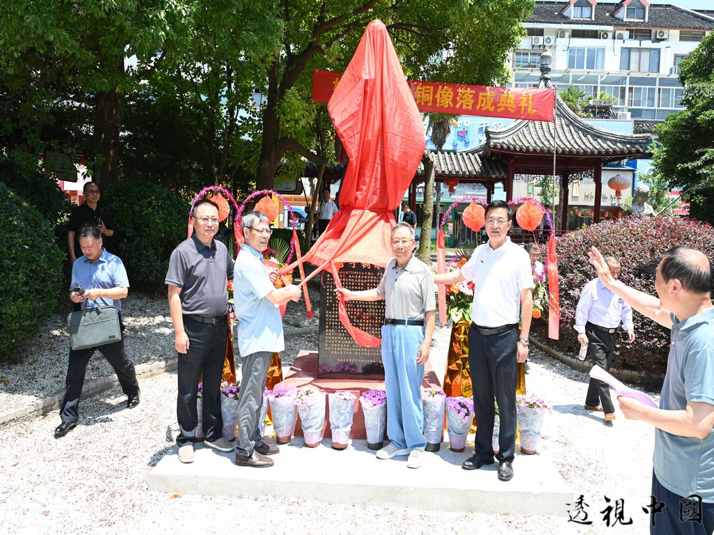 前中央党校办公厅主任张谷泉、南通市委宣传部原副部长黄正平、县人大副主任缪卫宏和著名管子思想文化研究学者仲子午先生共同为管仲铜像揭彩。-透视中国